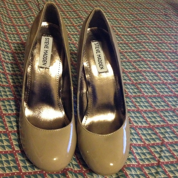 Steve Madden Shoes - Steve Madden nude patent pumps, best offer