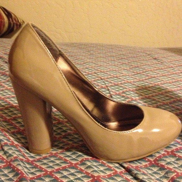 Steve Madden nude patent pumps, best offer - Picture 3 of 4