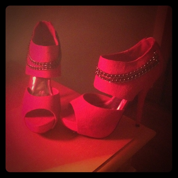 Red Heels! - Picture 1 of 1