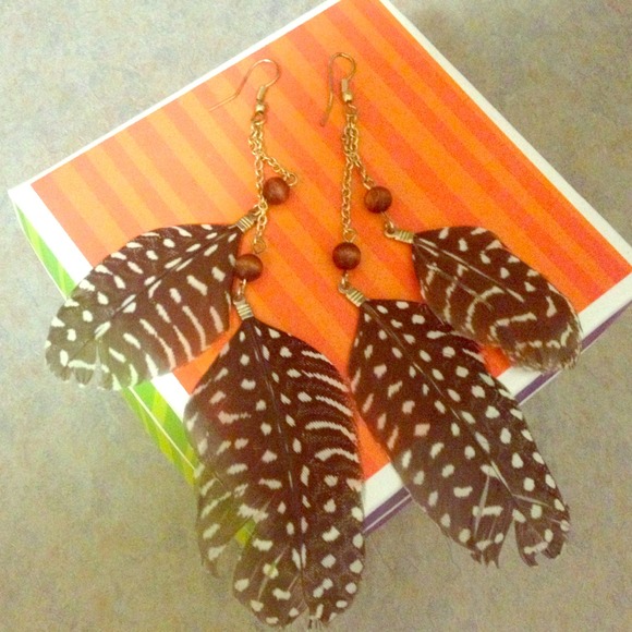Dangling feather earrings💛❤😉