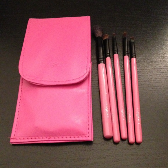 BUNDLE*NEW Myglam 5 brushes and pouch