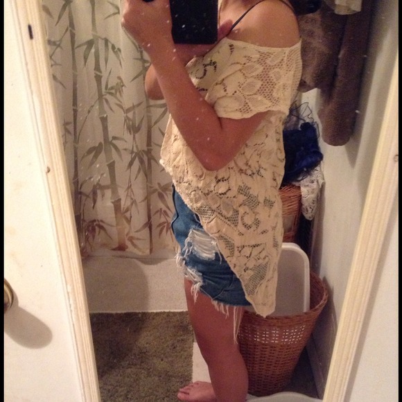 😍* REDUCED PRICE* Cute laced top!😍 - Picture 2 of 4