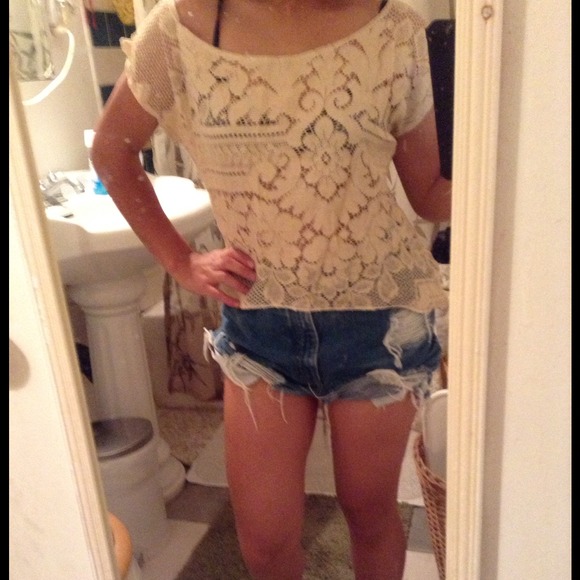 😍* REDUCED PRICE* Cute laced top!😍 - Picture 4 of 4