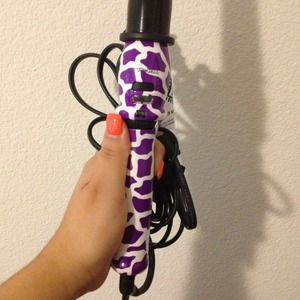 Wand and Clinique makeup brush