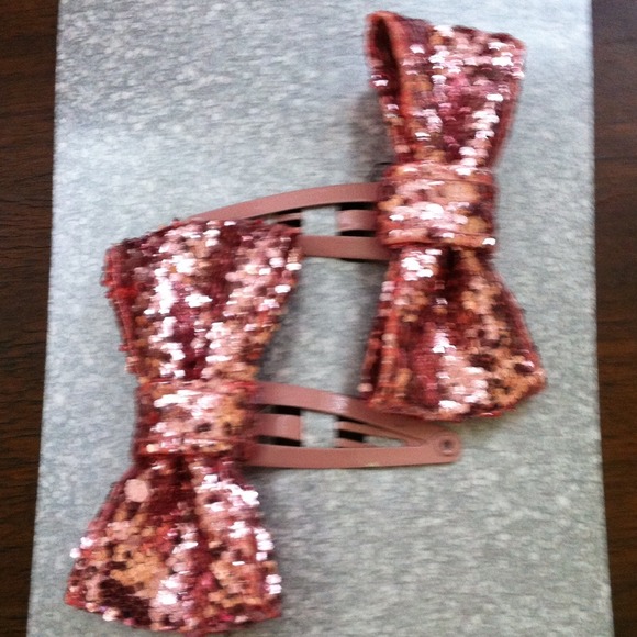 Mini pink glitter clips