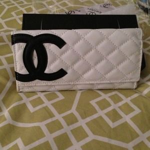 White Wallet 🎀Reduced 1 day only from 40 to 35🎀