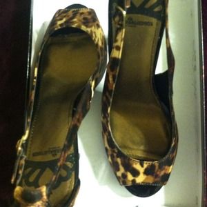 ❌SOLD❌Fergalicious peeptoe platform cutout pump