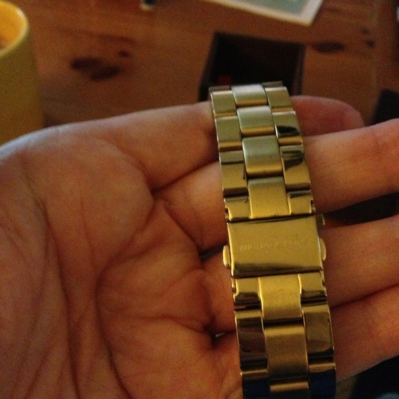 SOLD!!💯% Authentic MICHAEL KORS GOLD WATCH - Picture 2 of 3