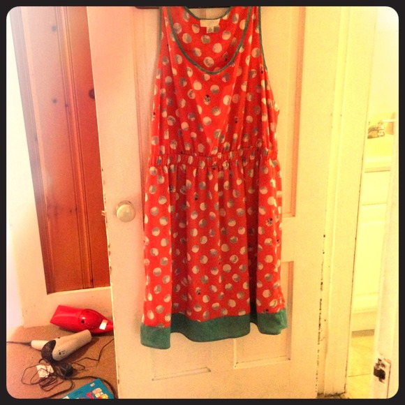 Very retro looking polka dot dress!