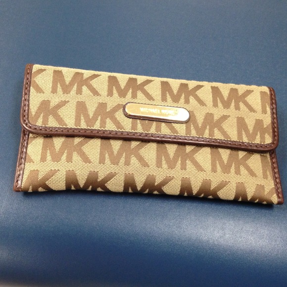 Michael Kors Wallet - Picture 1 of 2