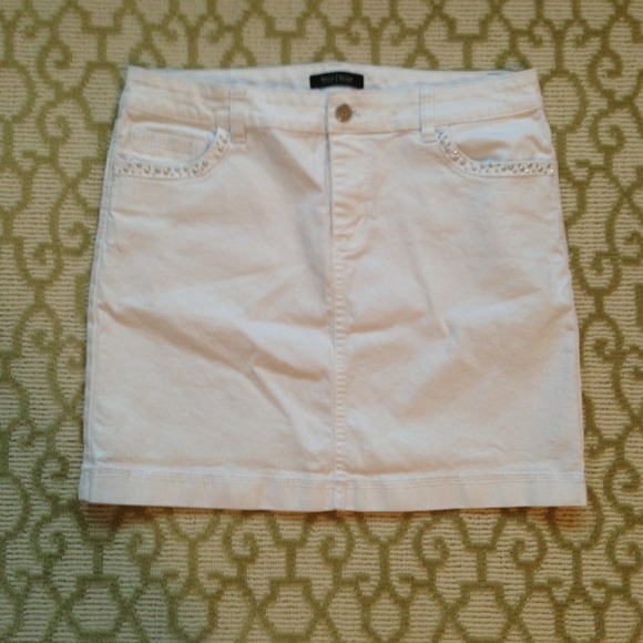 White denim skirt
