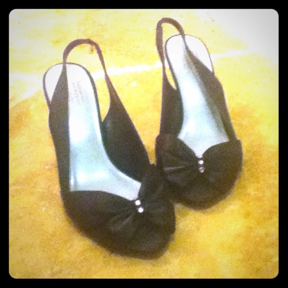 💙Cute low black strap on heels💙