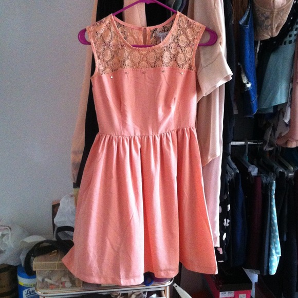 ❌SOLD❌New peach lace button up back dress - Picture 2 of 4