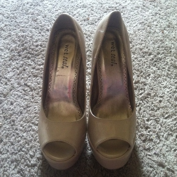 Wet seal heels!☺