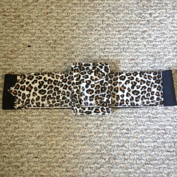 Oversized elastic-waist belt in Cheetah / Leopard