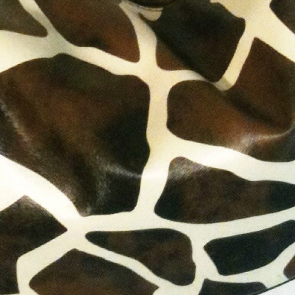 🚫Sold🚫#1 Adorable, Giraffe Print Purse! - Picture 2 of 4