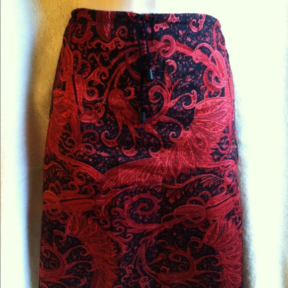 SOLD ❤Sassy Red and Black Knee Length Skirt!