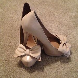 Adorable bow detailed nude shoe