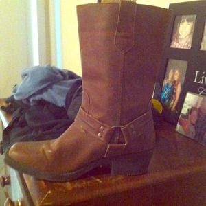 Brown fashion boots.