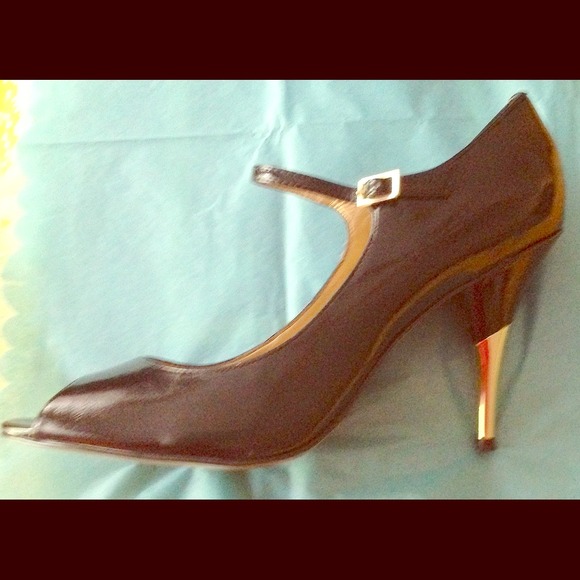 Tahari Black & Gold Peep Toe Shoe w/ Ankle Strap