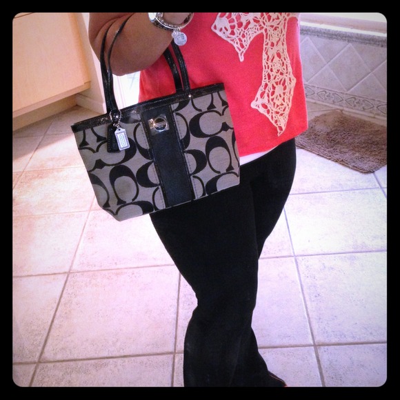 Additional pics of top handle tote👜🚫sold