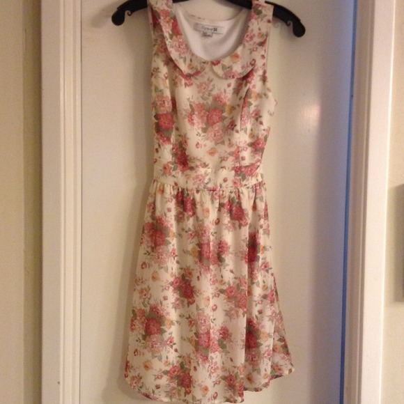 Vintage print floral dress with tie in the back