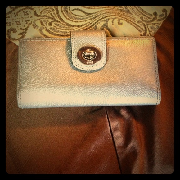 HOLD.....----COACH WALLET. HOLD.....-----