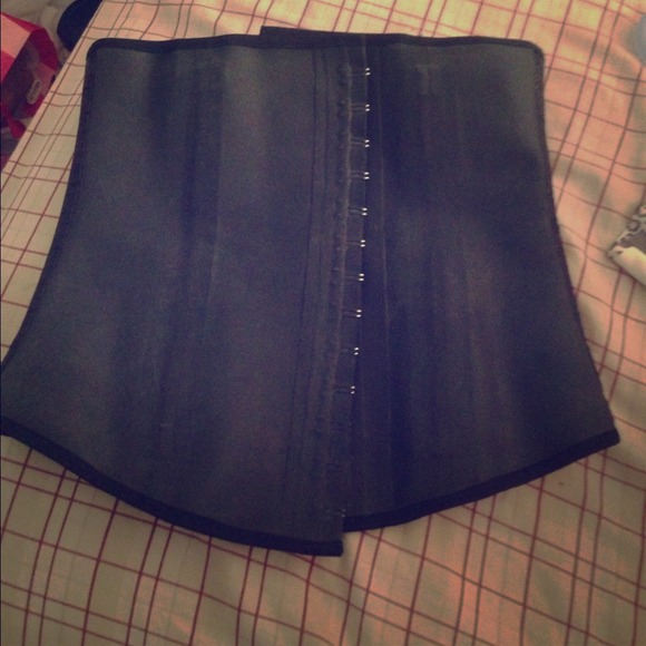 Rubber corset/body shaper size 38=XL!!