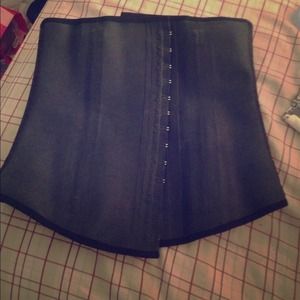 Rubber corset/body shaper size 38=XL!!