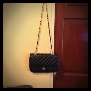 Black quilted handbag with gold chain
