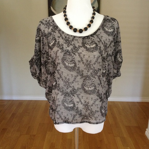 🚫🚫🚫SOLD Sheer dolman top