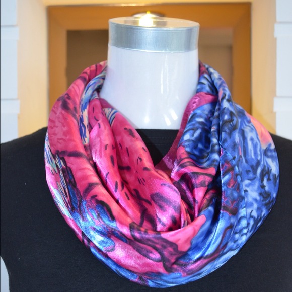 Bright beautiful scarf - Picture 1 of 3