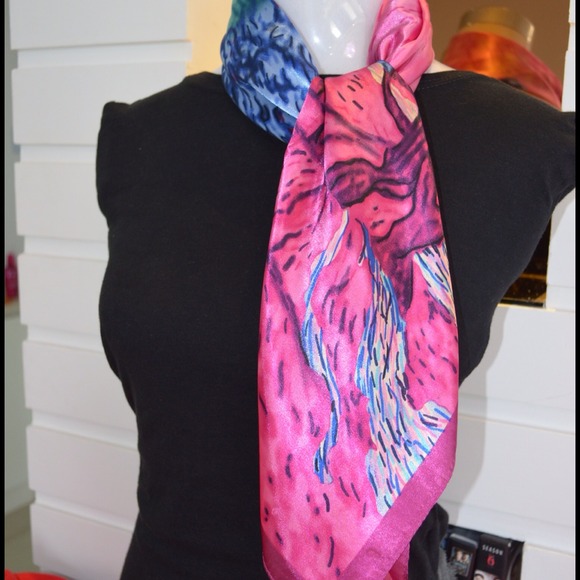 Bright beautiful scarf - Picture 2 of 3