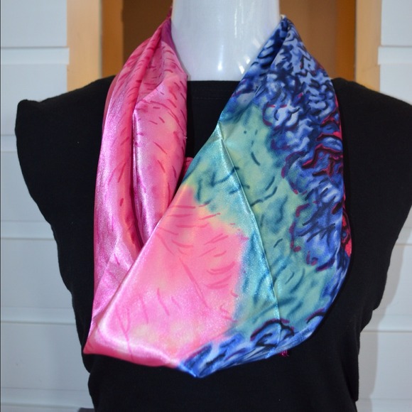 Bright beautiful scarf - Picture 3 of 3