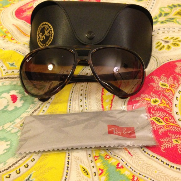 🚫SOLD 🚫Authentic Ray-Ban sunglasses😎