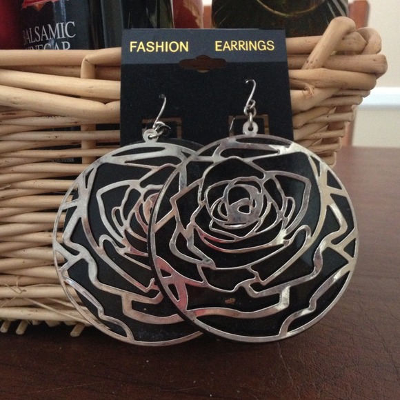 Cute Black & Silver Earrring! - Picture 1 of 1