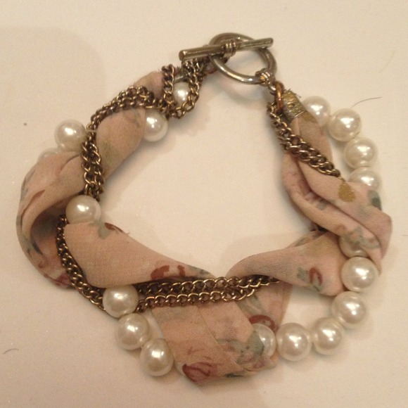Classy pearl and fabric bracelet