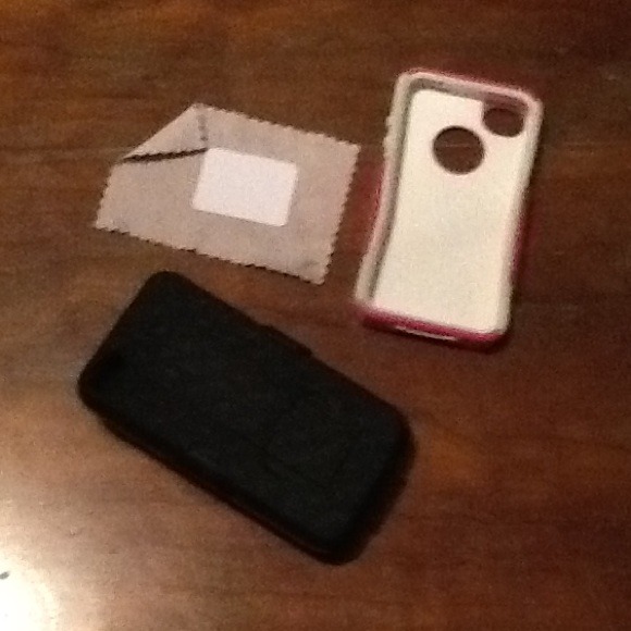 assorted iPhone chargers plus cleaning rag - Picture 4 of 4