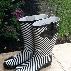 Zebra stripe rainboots!
