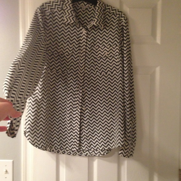❌SOLD❌Long sleeve button down chevron blouse.