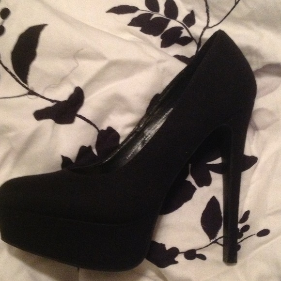 Black suede pumps! - Picture 2 of 2