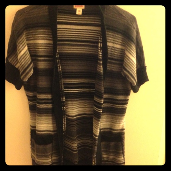 Short sleeve sweater