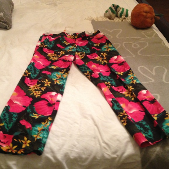 Cache capris