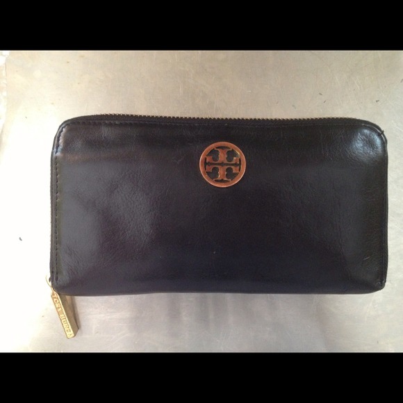Tory Burch. Black wallet with gold detailing.