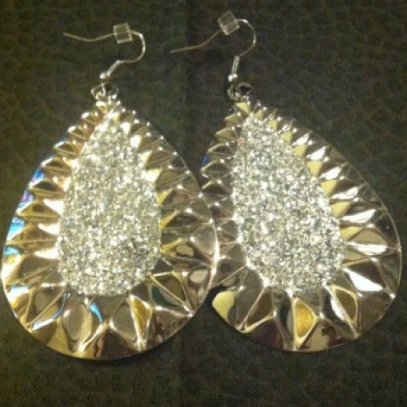 Jewelry - Silver Toned Glittered earrings