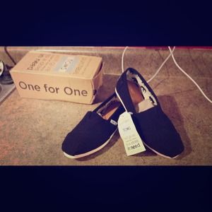 Womens TOMS black shoes