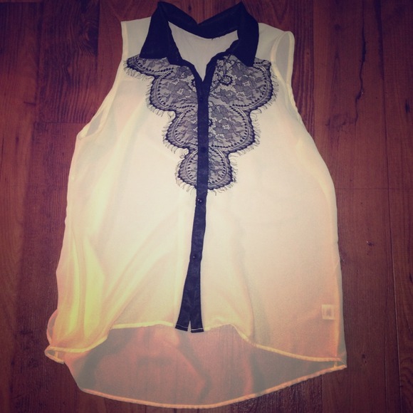 Sleeveless button down top w/ lace design