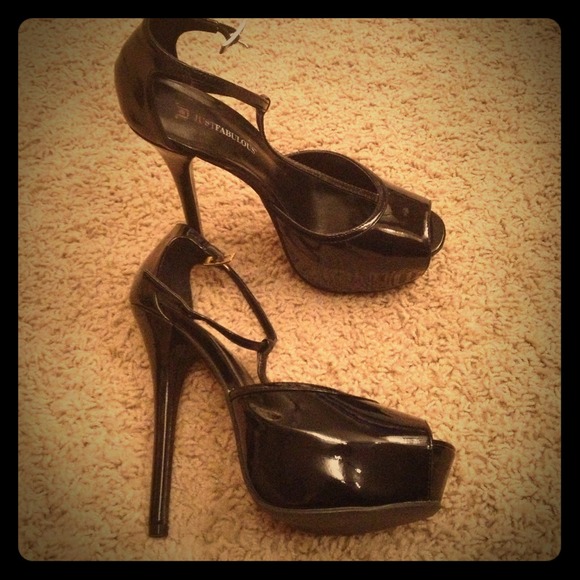 👍NWOT- black patent leather peeptoe platforms