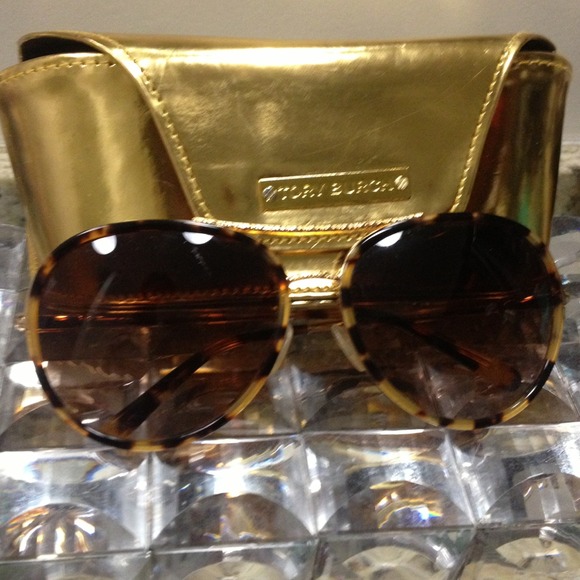 Tory Burch Accessories - Tory burch aviator sunglasse & skull top bundle