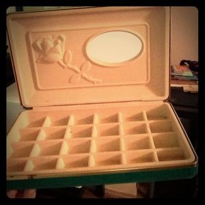Sold in bundle Jewelry box